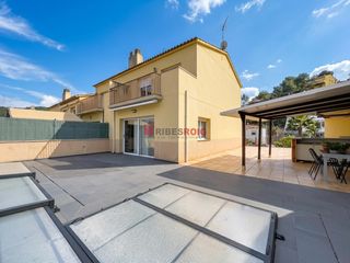 Semi detached house in Olivella. Casa esquinera en perfecto estado con gran jard�n en olivella