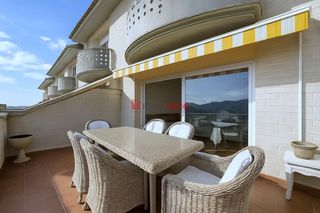 Casa adosada  Narcis oller. Casa de 5 habitaciones con jardín y piscina