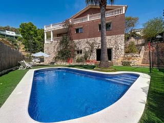 Casa  Estrella. Chalet en perfecto estado en les colines