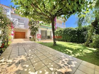 Alquiler Casa en Centre. Chalet adosado con jardín en pleno centro.