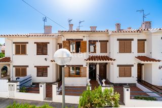 Casa adossada a Passatge Monestir de Poblet 17