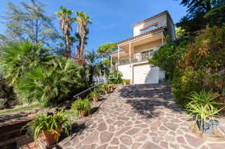 House  Carrer de santiago rusiñol. Casa a cuatro vientos con piscina en argentona