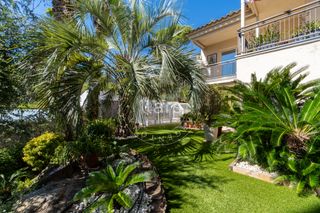 Casa  Carrer de santiago rusiñol. Casa a cuatro vientos con piscina en argentona