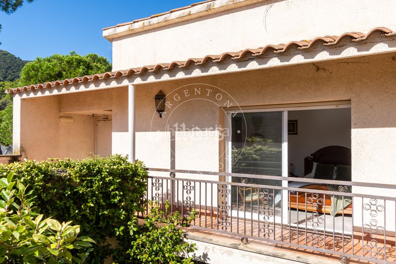 Foto cb23370e-7644-43d7-9ffd-4414d9ce219e. Maison avec cheminée parking piscine dans Nucli Urbà Argentona