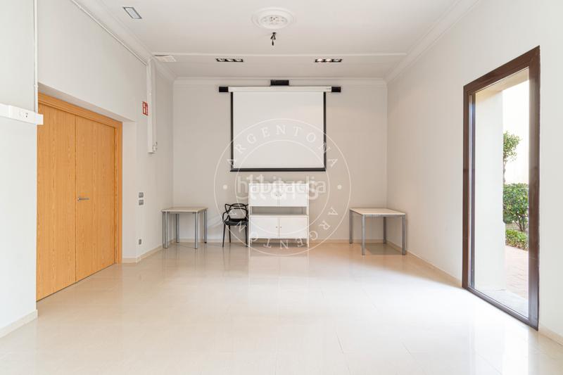 Foto 041e6374-867e-4319-b888-e4d711062eed. Edificio con piscina in Nucli Urbà Argentona