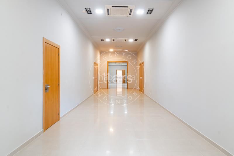 Foto 0faccaba-d91d-467d-930b-fbc74577c835. Edificio con piscina in Nucli Urbà Argentona