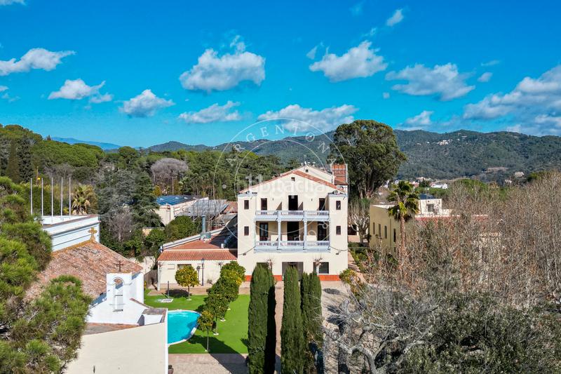 Foto 38e4e8b7-b8e3-4df0-bfbc-50ab51505a32. Edificio con piscina in Nucli Urbà Argentona