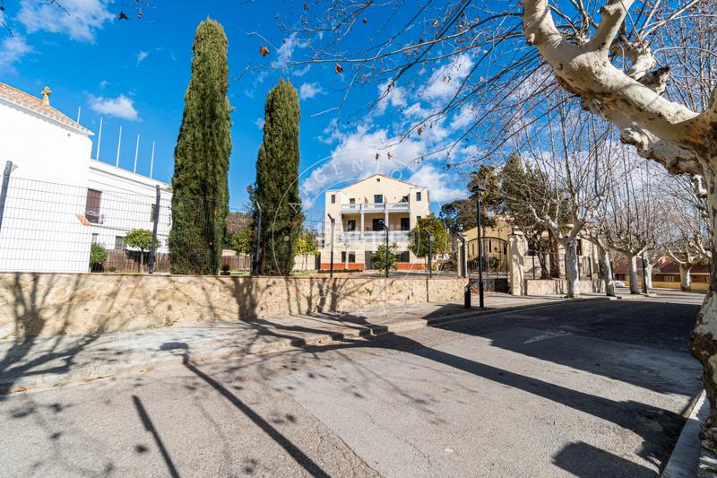 Foto 5060fe4a-60d7-49d7-866c-e69fbe4a55ea. Edificio con piscina in Nucli Urbà Argentona