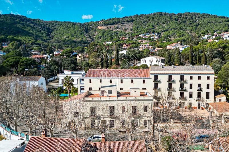 Foto 5f8bbc6c-3b31-494a-a584-adb17492f454. Edificio con piscina in Nucli Urbà Argentona