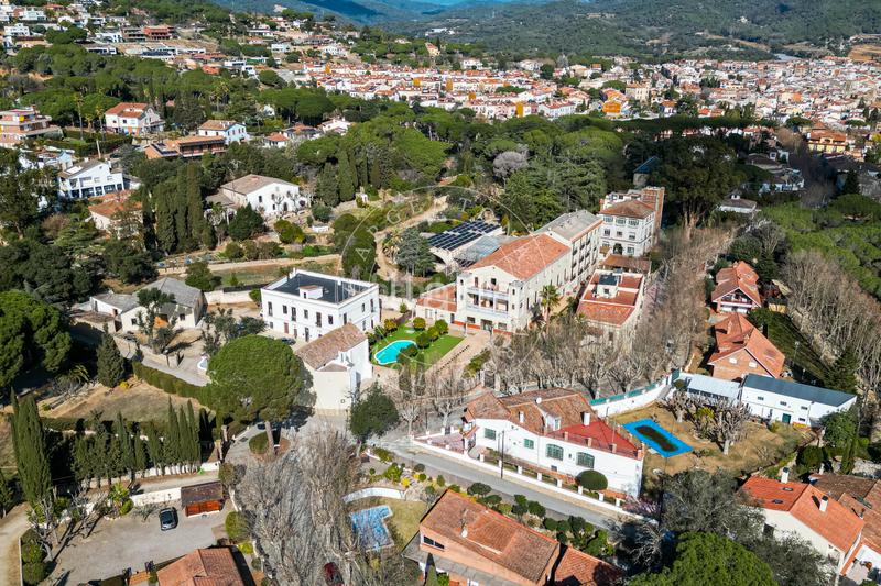 Foto 629ff79b-9cbf-4243-8473-c318c0039478. Edificio con piscina in Nucli Urbà Argentona