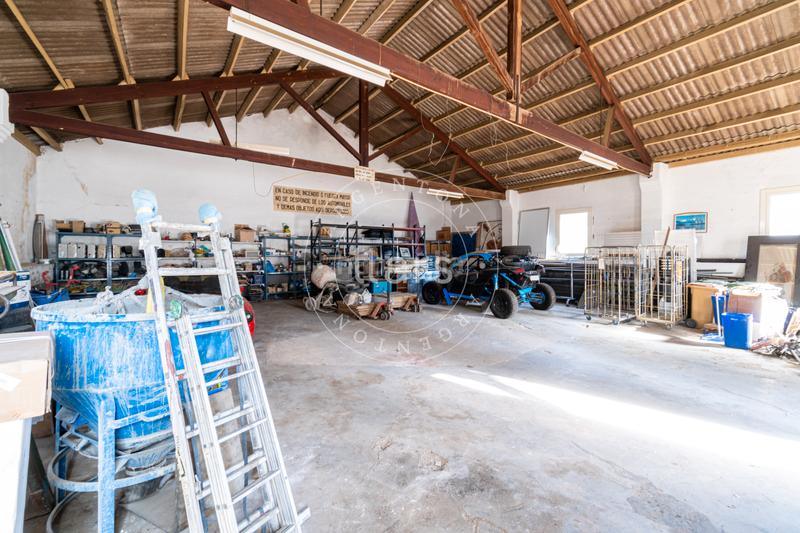 Foto 6d04b122-c119-4dd8-bf10-bad21f709c84. Edificio con piscina in Nucli Urbà Argentona