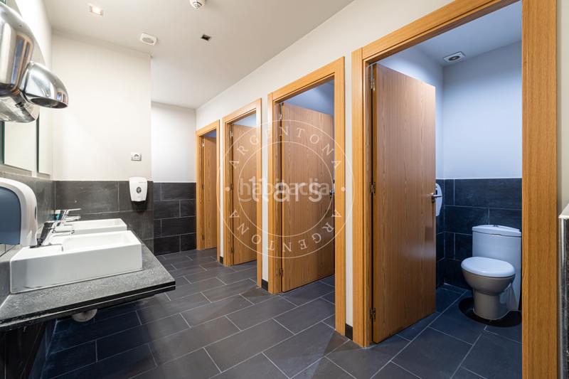 Foto 8ee730a3-e5ee-43e5-ac56-3a20d552c868. Edificio con piscina in Nucli Urbà Argentona