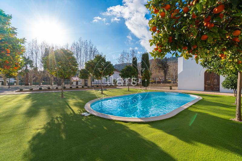 Foto a57d8d60-016f-463c-9f61-e5a7557b3559. Edificio con piscina in Nucli Urbà Argentona