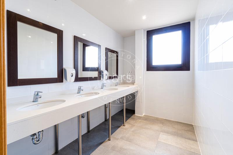 Foto a7762f30-b2c4-401c-872a-713fdbdfa58c. Edificio con piscina in Nucli Urbà Argentona