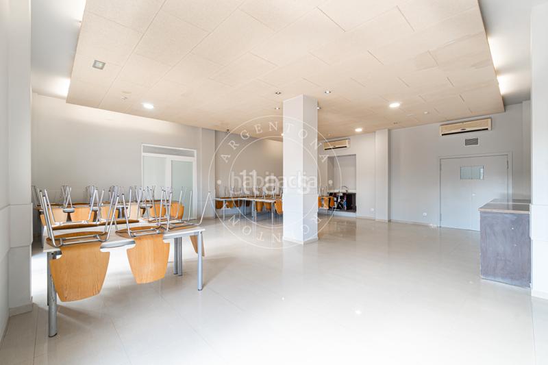 Foto acea53db-9db0-4f20-bab3-ee517a3c04d0. Edificio con piscina in Nucli Urbà Argentona