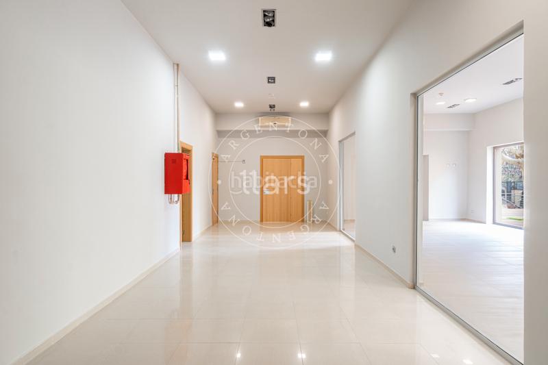 Foto b2978cf5-a754-4bdd-8a12-671f7dc32f2a. Edificio con piscina in Nucli Urbà Argentona