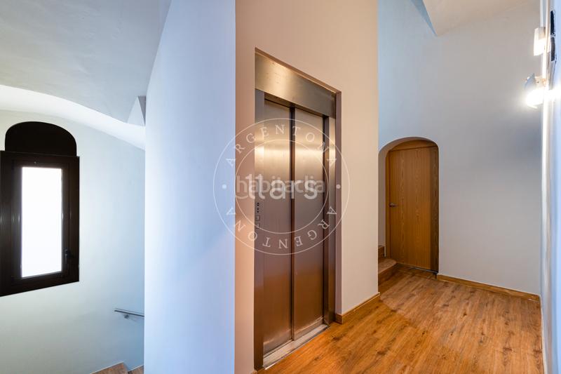 Foto bcfa6f47-822b-4b81-9589-887822b89d68. Edificio con piscina in Nucli Urbà Argentona