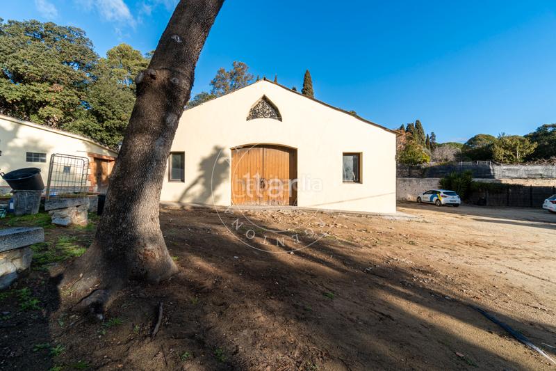 Foto c0af2211-fb1c-493b-a40b-f0184bce1532. Edificio con piscina in Nucli Urbà Argentona