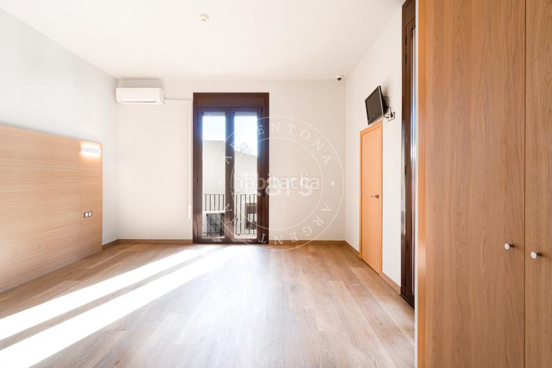 Foto db358c5f-a243-4785-beb3-629ee8f19bf5. Edificio con piscina in Nucli Urbà Argentona