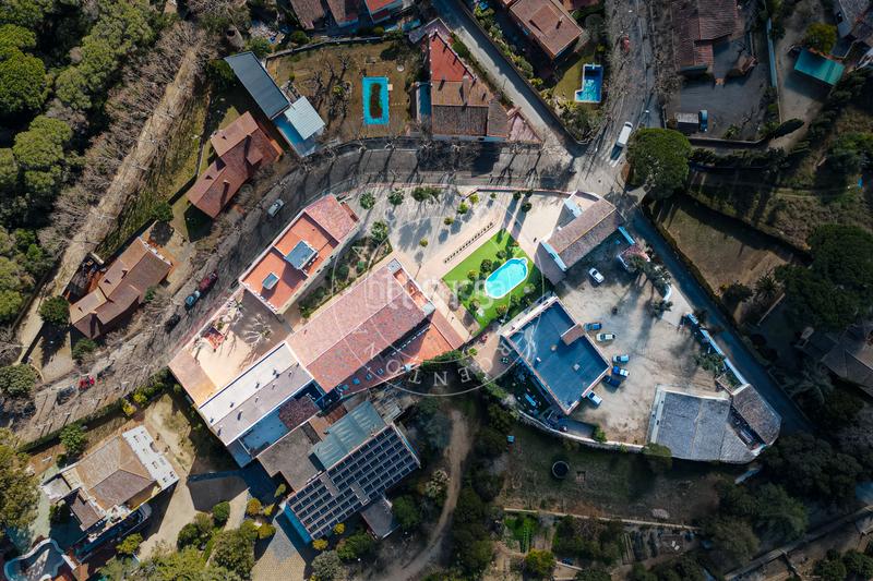 Foto f1183648-7ad7-45d3-8cd1-1455edbc267d. Edificio con piscina in Nucli Urbà Argentona