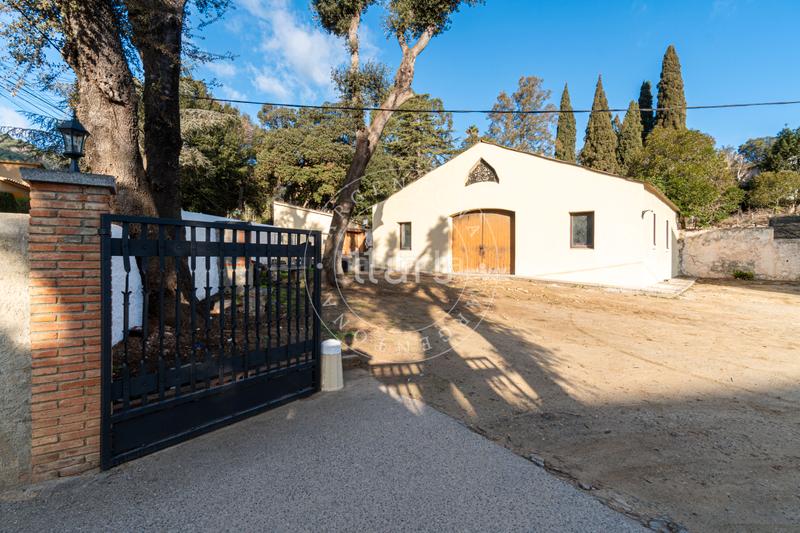 Foto fff2aca7-5a1f-46f9-9343-02d56c9a0565. Edificio con piscina in Nucli Urbà Argentona