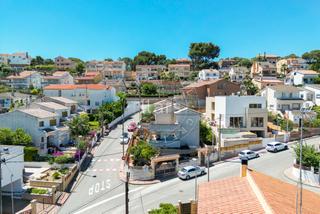 Casa aparellada  Passeig de circunvalació. Casa pareada en creixell: espacio y confort para toda la familia