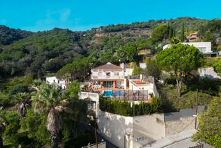 Haus in Carrer ramon martí i alsina 8. Espectacular casa en argentona con piscina, vistas al mar y mont