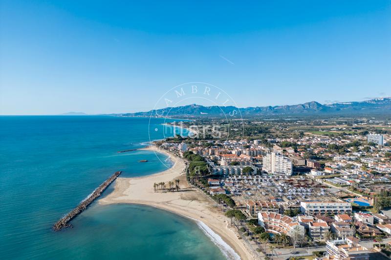 Foto 82ce9499-f833-456a-8c6d-9eaeaa3ae360. Casa adossada a carrer tolomeo 4 a mar Cambrils Cambrils