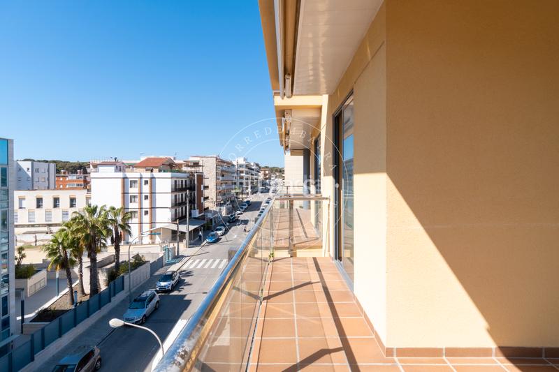 Foto 074dd204-6f10-4d6e-8a0c-298dd0c013c8. Ático  con solárium privado, vistas al mar y piscina comunitaria a un paso de la playa en Torredembarra