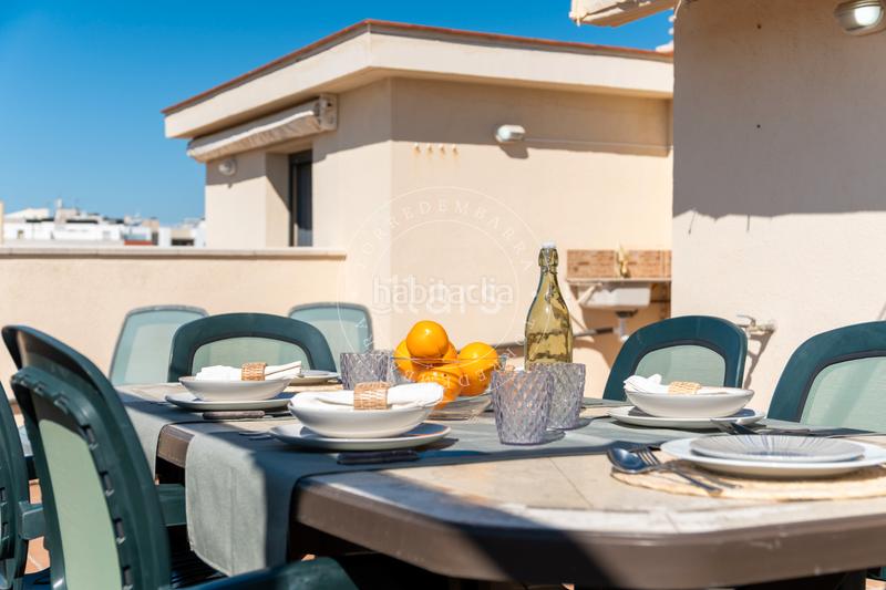 Foto 186cb68f-2b2e-4d97-81fe-d6d090fa9563. Ático  con solárium privado, vistas al mar y piscina comunitaria a un paso de la playa en Torredembarra