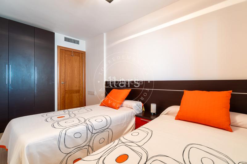 Foto 3f0c1d8b-e336-4f64-93cc-8f71e42e81c1. Ático  con solárium privado, vistas al mar y piscina comunitaria a un paso de la playa en Torredembarra