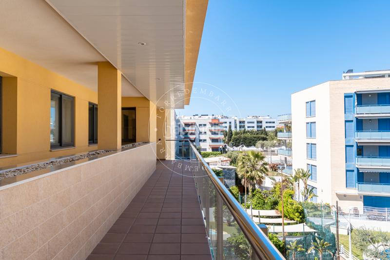 Foto b54ebb30-fbc4-4570-bd26-ea3d0fe3c309. Ático  con solárium privado, vistas al mar y piscina comunitaria a un paso de la playa en Torredembarra