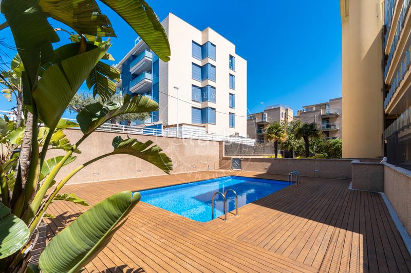 Foto bd56cb8d-24d0-43e9-8c1c-8cd7ab7a4bb6. Ático  con solárium privado, vistas al mar y piscina comunitaria a un paso de la playa en Torredembarra