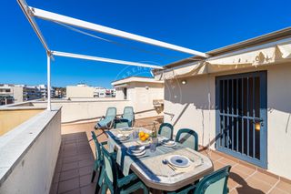 Dachwohnung  Avinguda de montserrat. Ático con solárium privado, vistas al mar y piscina comunitaria