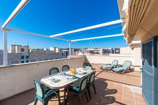 Àtic  Avinguda de montserrat. Ático con solárium privado, vistas al mar y piscina comunitaria