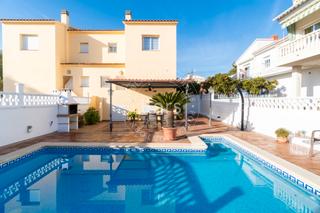 Maison jumelée  Carrer geranis. Casa con piscina en el castell, la pobla de montornès