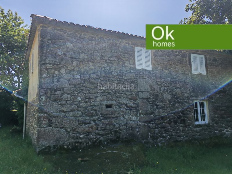 Foto a07c907b-f2ef-4e5f-8571-abfae19c61de. Masia amb xemeneia calefacció aparcament a Aranga