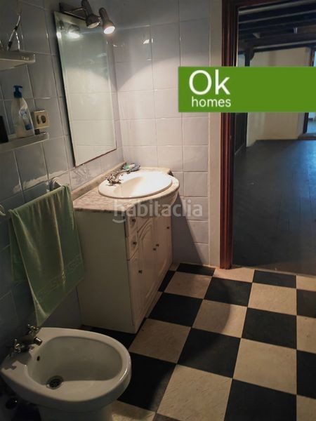 Foto feaa3f1a-2ba9-4a47-8c9a-b9210f2cbe4a. Masia amb xemeneia calefacció aparcament a Aranga