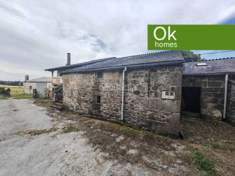 Foto 025c77ef-1e45-463c-9a58-2015d24c4e57. Casa adossada amb xemeneia a Friol