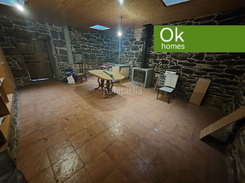 Foto 1cf593a6-88d9-4dca-be7c-9ff9b9ff2218. Casa adossada amb xemeneia a Friol
