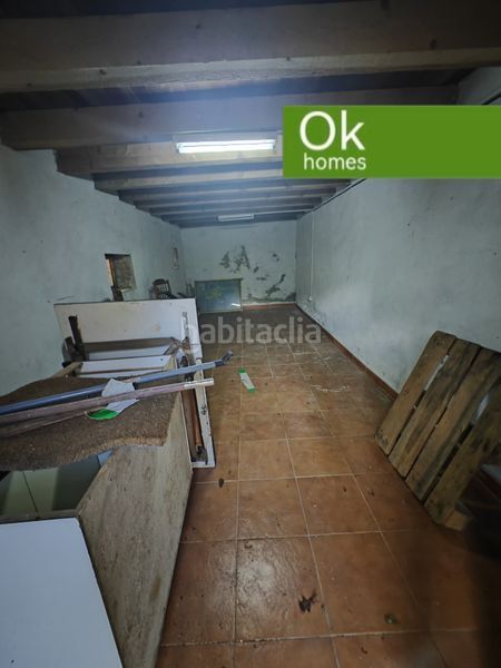Foto 4dfec29d-58fe-4a4d-b8e5-8b72db1a9c49. Casa adossada amb xemeneia a Friol