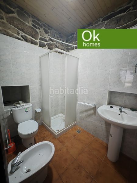Foto 5002871f-e3f5-4963-a5a3-f0b9bd11ba30. Casa adossada amb xemeneia a Friol