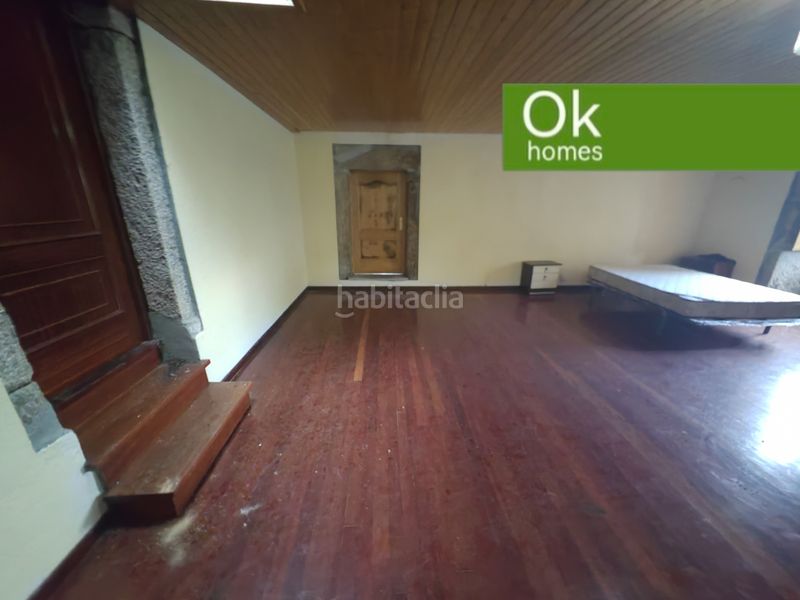 Foto a6d08c6b-a6a8-468b-9df9-27563a254080. Casa adossada amb xemeneia a Friol