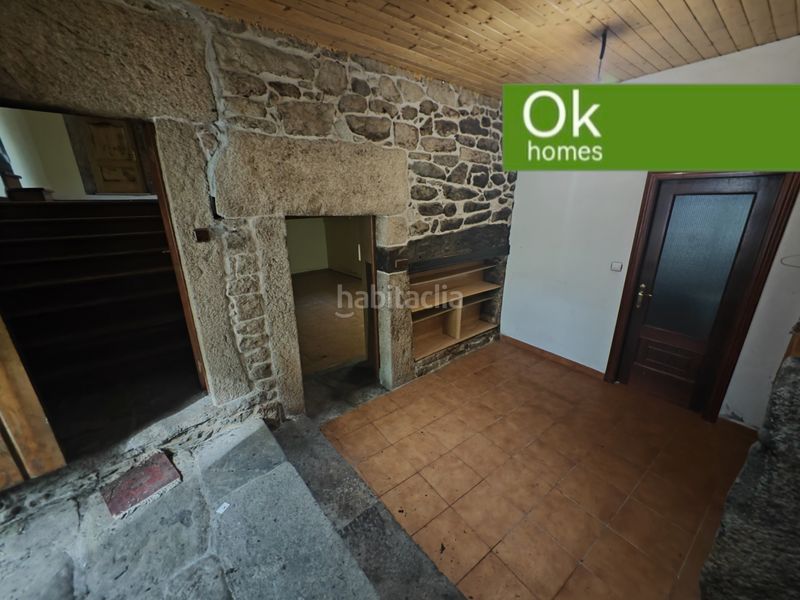 Foto c6e7ab1a-e034-42e1-b5d2-ab3b6aa5bd99. Casa adossada amb xemeneia a Friol