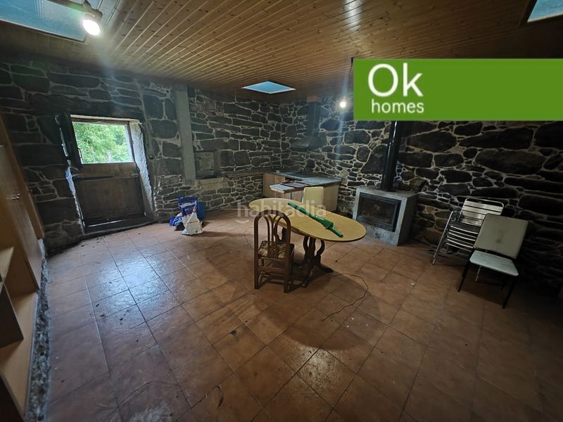 Foto c75e9781-8d70-4850-adce-63ce5ab2b326. Casa adossada amb xemeneia a Friol
