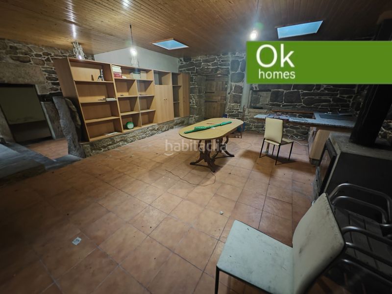Foto e6244a30-8d6a-41ce-8c18-a8ac74f76705. Casa adossada amb xemeneia a Friol