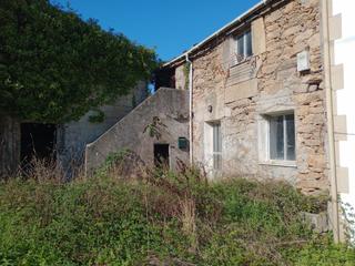 Masia a Cervo. Pequeña casa de piedra con finca urbana