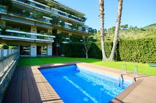 Pis  Carrer gaziel. Preciosa planta baja dúplex 180m más jardín y piscina privada, e