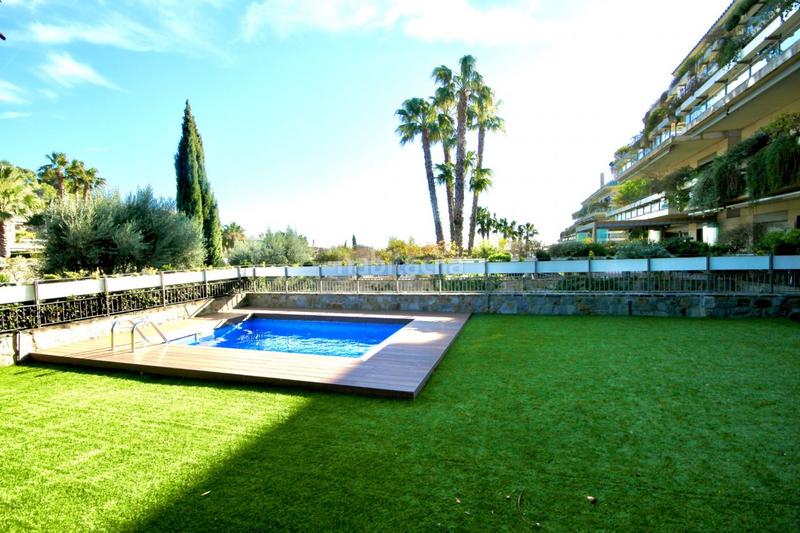 Foto 023d574a-c60b-45c2-8952-24a94377cf84. Piso preciosa planta baja dúplex 180m más jardín y piscina privada, en exclusivo complejo torre vilana en Barcelona