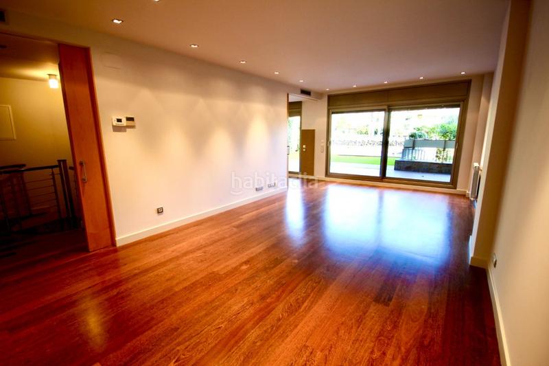 Foto 74c8ed24-eced-4506-a4e8-ffb40fd5610d. Piso preciosa planta baja dúplex 180m más jardín y piscina privada, en exclusivo complejo torre vilana en Barcelona
